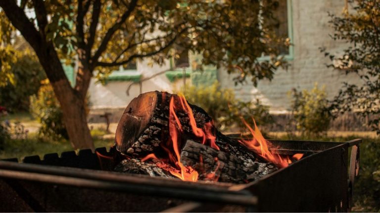 Voisin qui fait du feu dans son jardin