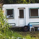 Caravane sur un terrain agricole