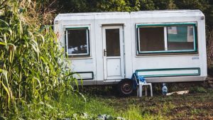 Caravane sur un terrain agricole