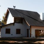 Maison avec toit en bac acier