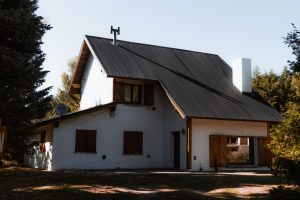 Maison avec toit en bac acier