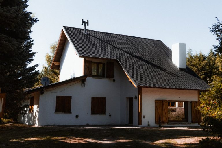 Maison avec toit en bac acier