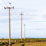 Poteau électrique sur un terrain privé
