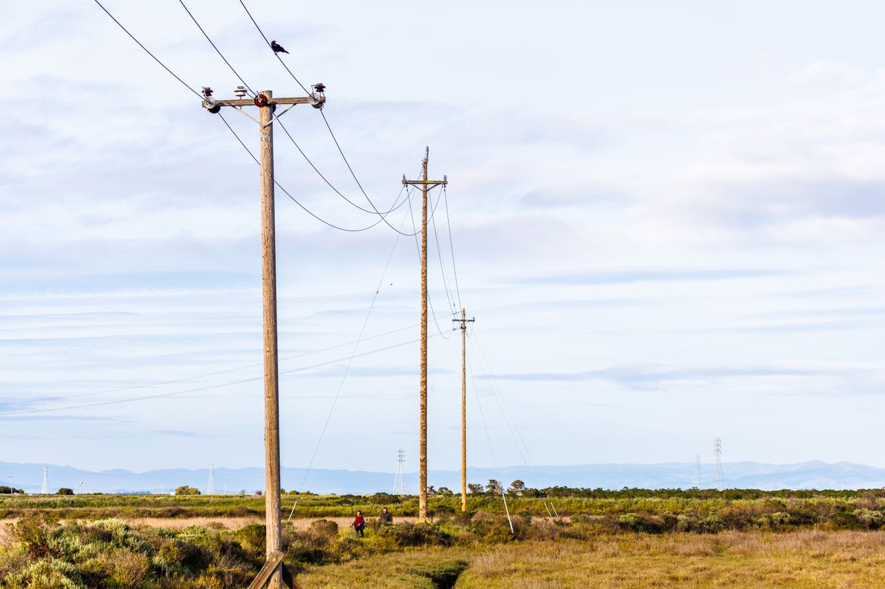 Poteau électrique sur un terrain privé